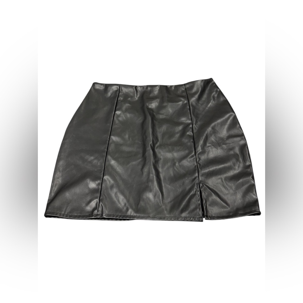 ✨ 5/$30 ✨ Black Faux Leather Mini‎ Skirt